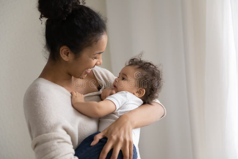 Cariñosa madre afroamericana y bebé pequeño imagen de archivo libre de regalías