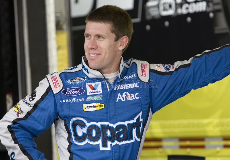 Carl Edwards dans le garage photo libre de droits Carl Edwards dans le garage photo libre de droits