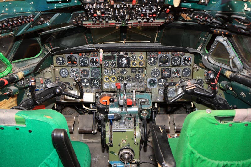 Carlinga vieja del avión de pasajeros del jet foto de archivo Carlinga vieja del avión de pasajeros del jet foto de archivo