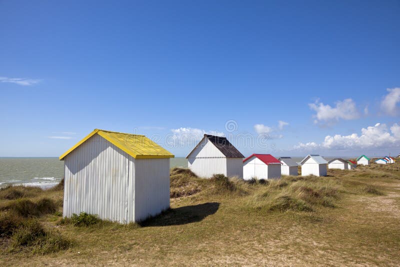 Carlingues colorées de plage chez Gouville-Sur-MER, Normandie photographie stock libre de droits Carlingues colorées de plage chez Gouville-Sur-MER, Normandie photographie stock libre de droits