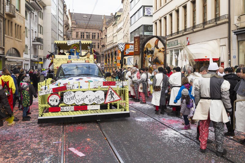 Carnaval 2018 de Bâle - vue de face d'un flotteur de carnaval photographie stock Carnaval 2018 de Bâle - vue de face d'un flotteur de carnaval photographie stock