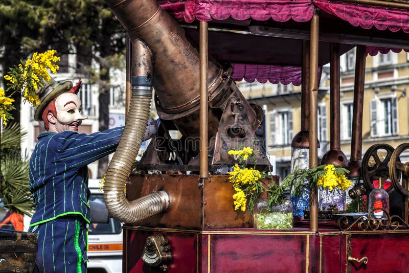 Carnaval de Nice, bataille de ` de fleurs Un masque et une machine très spéciale photographie stock libre de droits Carnaval de Nice, bataille de ` de fleurs Un masque et une machine très spéciale photographie stock libre de droits