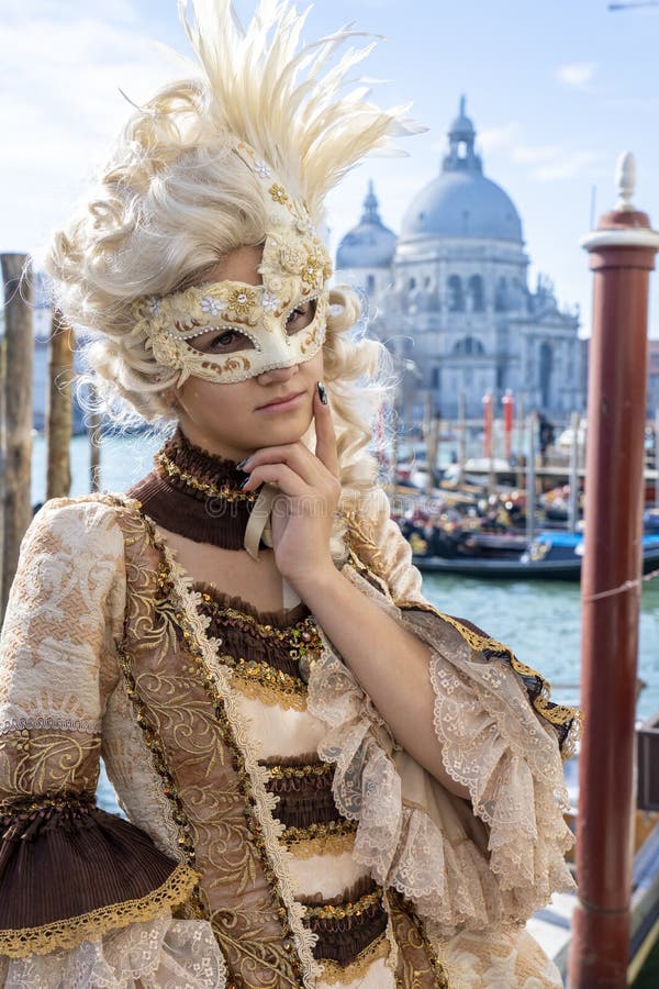 Eclipse solar dialecto Infrarrojo Carnaval De Venecia 2019 Disfraz De Carnaval Veneciano Máscara De Carnaval Veneciana  Venecia, Italia Fotografía editorial - Imagen de modelo, pluma: 162618242