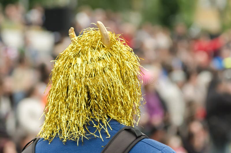 Carnaval Homem com peruca e chifre do diabo Uma máscara do diabo disparada da parte de trás de um homem imagens de stock Carnaval Homem com peruca e chifre do diabo Uma máscara do diabo disparada da parte de trás de um homem imagens de stock
