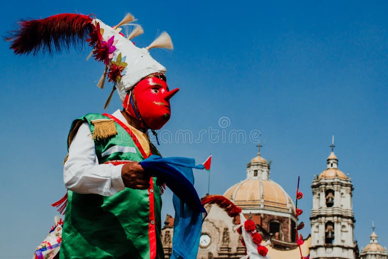Carnaval in Mexico, het Mexicaanse dansers dragen traditionele Mexicaanse volksrijken in kleur stock fotografie Carnaval in Mexico, het Mexicaanse dansers dragen traditionele Mexicaanse volksrijken in kleur stock fotografie