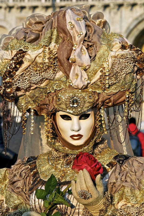 Homme Dans Le Costume Au Carnaval De Venise 2011 Image stock éditorial -  Image du déguisement, clavette: 19090179