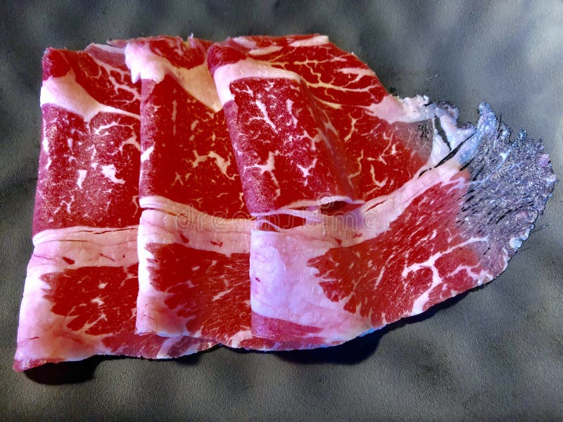 Carne affettata sottile cruda fresca immagine stock Carne affettata sottile cruda fresca immagine stock