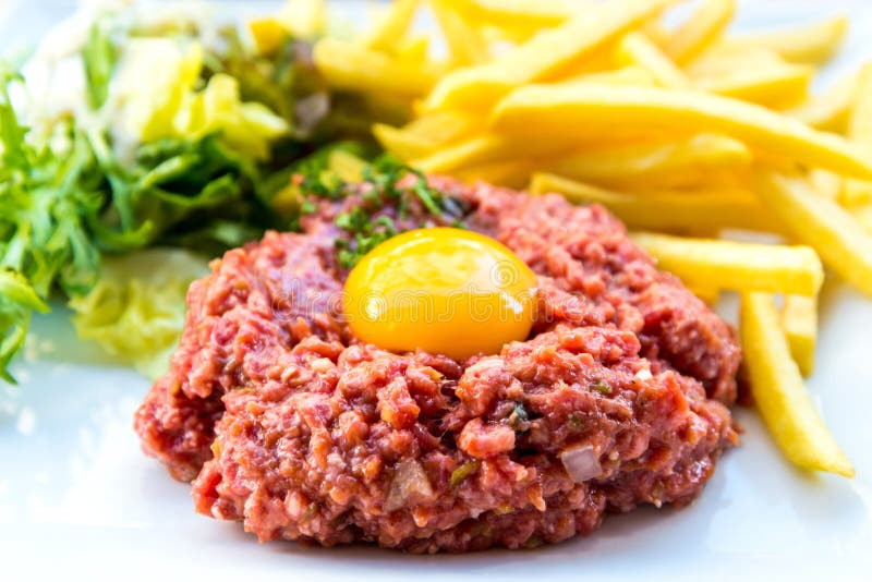 Carne alla tartara saporita (manzo crudo) immagini stock Carne alla tartara saporita (manzo crudo) immagini stock