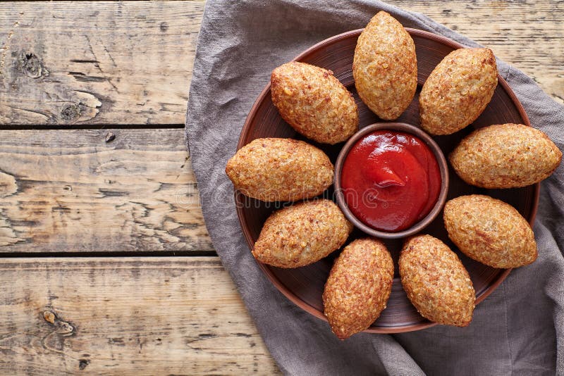 Carne araba del Medio-Oriente tradizionale dell'agnello di Kibbeh farcita e polpette piccanti di kofta del bulgur fotografia stock libera da diritti Carne araba del Medio-Oriente tradizionale dell'agnello di Kibbeh farcita e polpette piccanti di kofta del bulgur fotografia stock libera da diritti