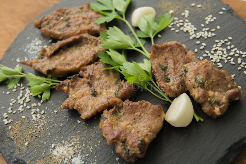 Carne arrostita coreana, bulgogi Fette della carne del barbecue immagini stock libere da diritti Carne arrostita coreana, bulgogi Fette della carne del barbecue immagini stock libere da diritti