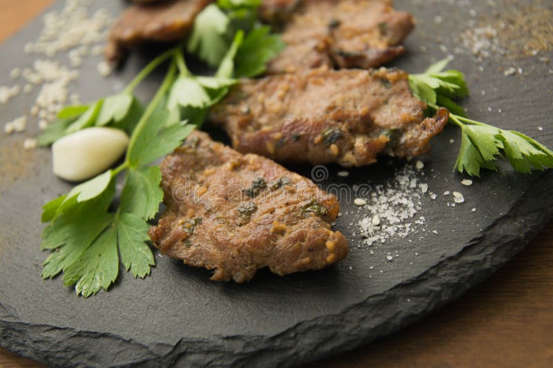 Carne arrostita coreana, bulgogi, fette, primo piano della carne del barbecue fotografia stock Carne arrostita coreana, bulgogi, fette, primo piano della carne del barbecue fotografia stock