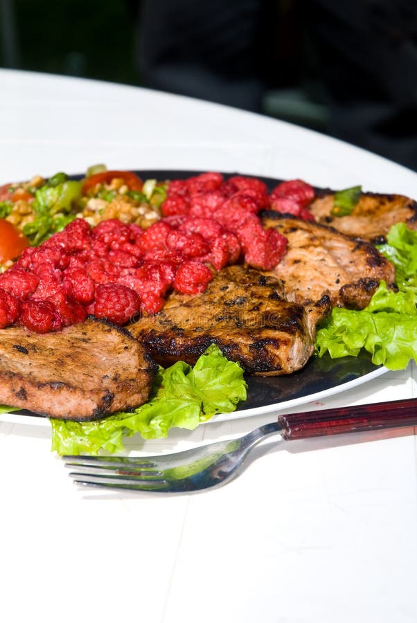 Carne asada a la parilla foto de archivo. Imagen de completo 14677454