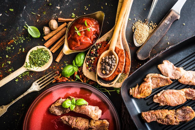 Carne asada a la parrilla con la salsa y las especias de tomate fotos de archivo Carne asada a la parrilla con la salsa y las especias de tomate fotos de archivo
