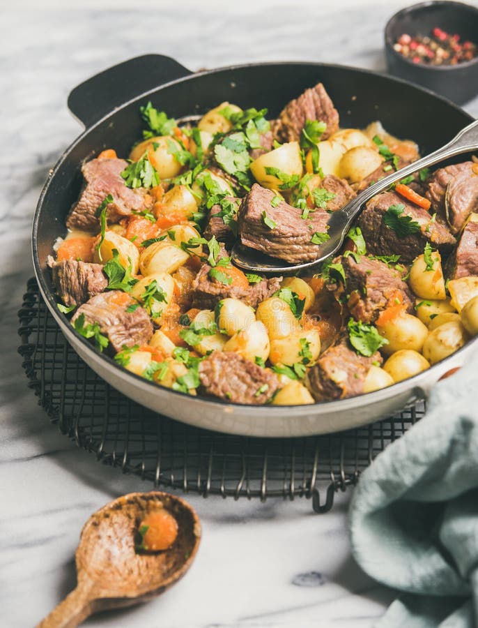 Carne assada da carne com batata e cenoura, foco seletivo imagens de stock Carne assada da carne com batata e cenoura, foco seletivo imagens de stock