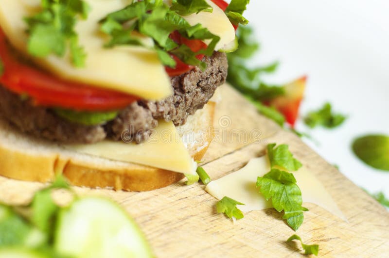 Preparação de sanduíche caseiro de carne e queijo imagens de stock