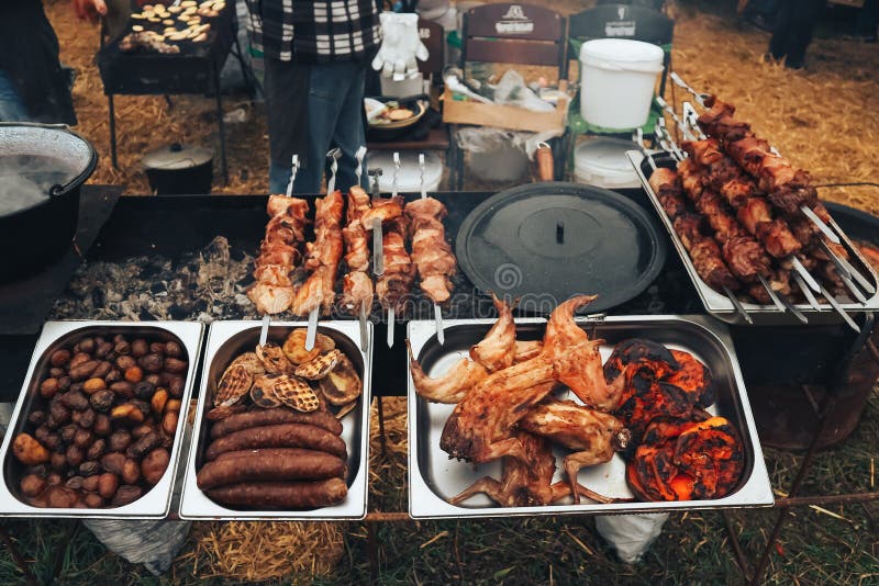 Carne cozida na grade com batatas Guloseimas da carne Festival do alimento e da carne da rua foto de stock Carne cozida na grade com batatas Guloseimas da carne Festival do alimento e da carne da rua foto de stock