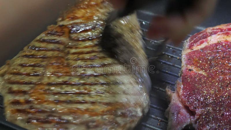 Carne cozinhando em frigideira de grelhador