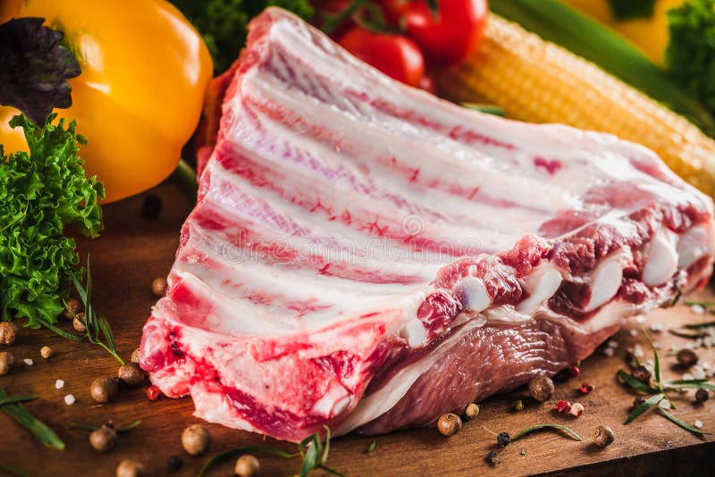 Carne crua com vegetais, opinião do close-up fotos de stock royalty free Carne crua com vegetais, opinião do close-up fotos de stock royalty free