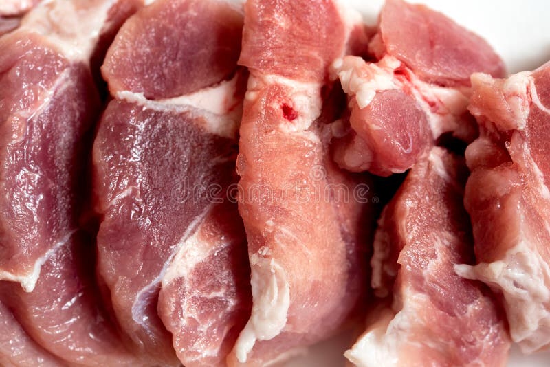 Carne crua fresca em um fundo branco Carne da carne de porco ou da carne antes de cozinhar Cozimento do bife imagens de stock Carne crua fresca em um fundo branco Carne da carne de porco ou da carne antes de cozinhar Cozimento do bife imagens de stock
