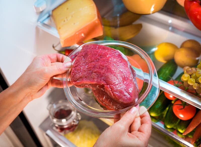 Carne crua fresca em um refrigerador aberto da prateleira imagens de stock Carne crua fresca em um refrigerador aberto da prateleira imagens de stock
