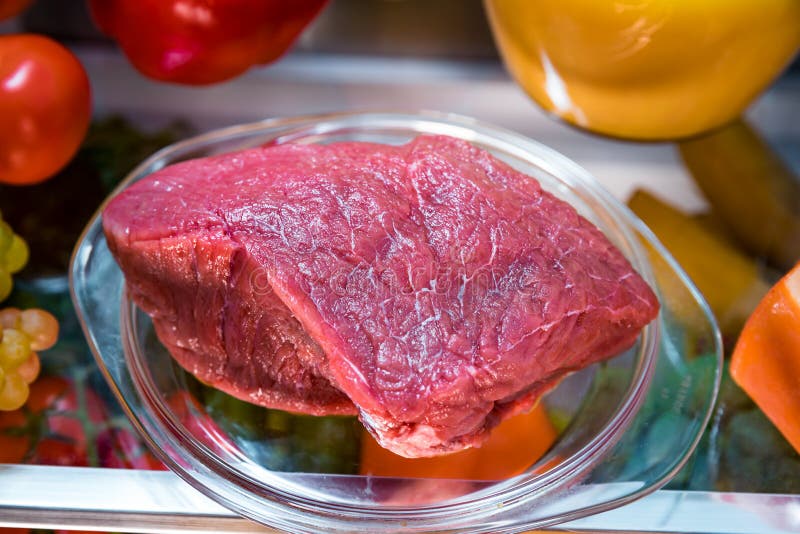 Carne crua fresca em um refrigerador aberto da prateleira fotografia de stock Carne crua fresca em um refrigerador aberto da prateleira fotografia de stock