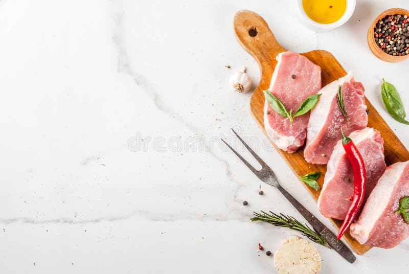 Carne cruda, bistecche della carne di maiale fotografia stock libera da diritti Carne cruda, bistecche della carne di maiale fotografia stock libera da diritti