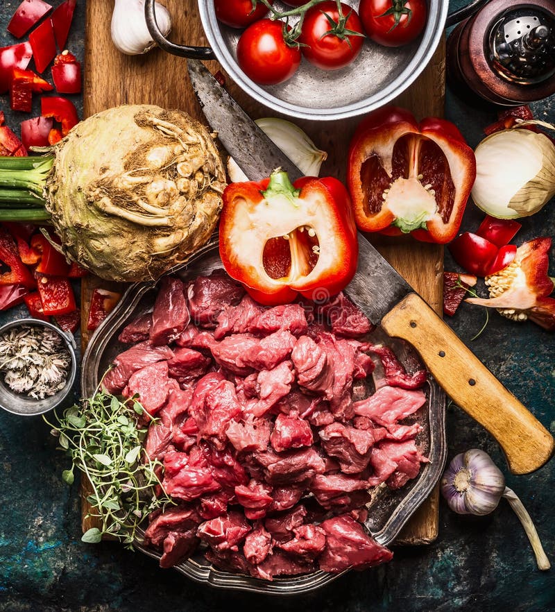 Carne cruda dell'intestino con gli ortaggi freschi, il condimento e le spezie del coltello da cucina per la cottura saporita sul immagine stock Carne cruda dell'intestino con gli ortaggi freschi, il condimento e le spezie del coltello da cucina per la cottura saporita sul immagine stock