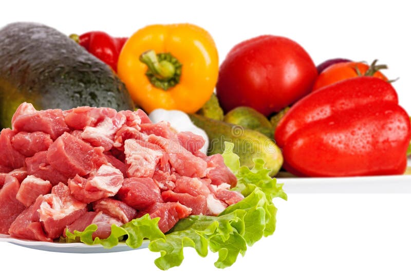 Carne cruda fresca e verdure isolate immagini stock Carne cruda fresca e verdure isolate immagini stock
