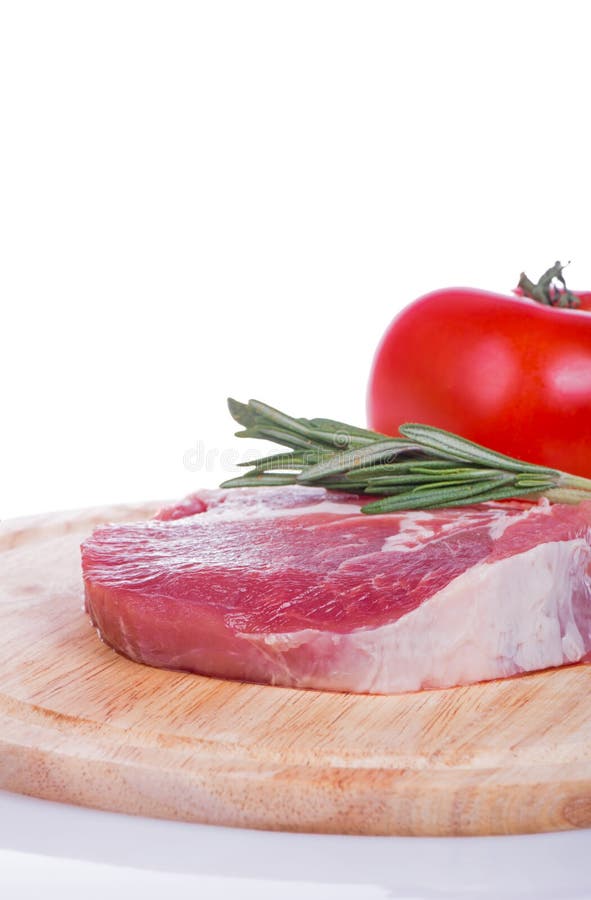 Carne cruda, verduras y especias aisladas imágenes de archivo libres de regalías Carne cruda, verduras y especias aisladas imágenes de archivo libres de regalías