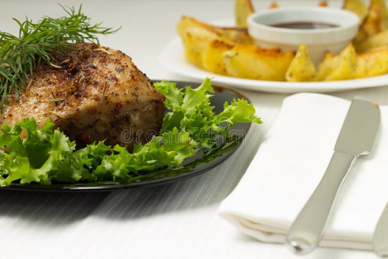 Carne de cerdo cocida servida con la patata asada a la parrilla foto de archivo Carne de cerdo cocida servida con la patata asada a la parrilla foto de archivo