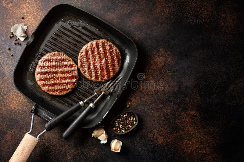 Carne de hambúrguer grelhada sobre a grelha