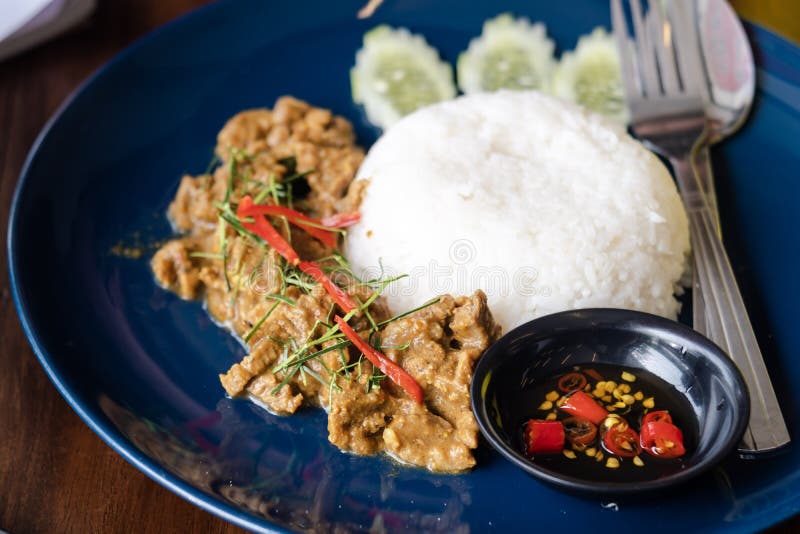Carne de porc tocată prăjită condimentată, în stil thailandez, cu pastă de curry galbenă stock image