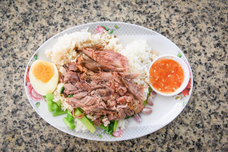 Carne de porco cozido do pé e couve chinesa com alimento chinês do estilo doce do molho do molho na placa com ovo fotografia de stock Carne de porco cozido do pé e couve chinesa com alimento chinês do estilo doce do molho do molho na placa com ovo fotografia de stock