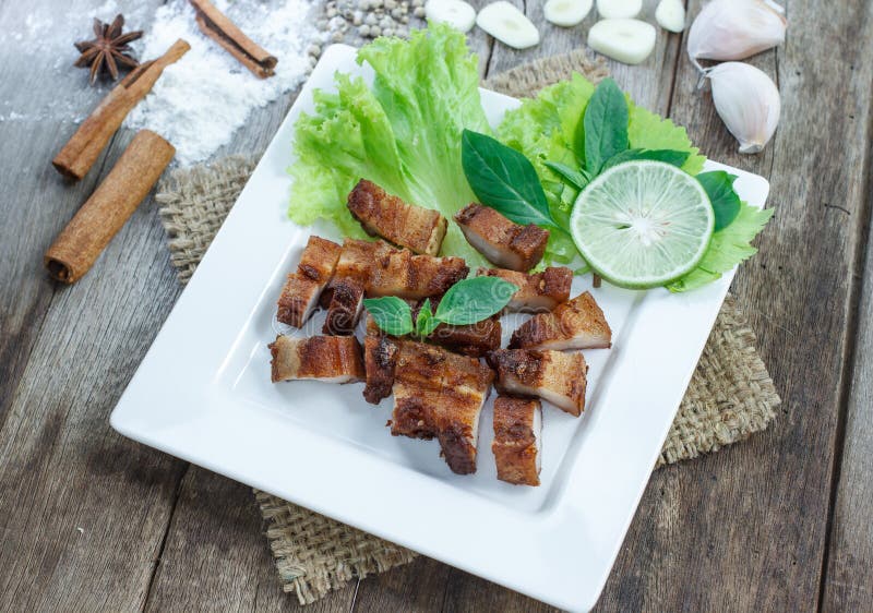Download Carne De Porco Friável Com Alho E Pimenta Na Placa Branca Foto de Stock - Imagem de sauce, tasty: 65578268