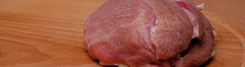 Carne de carne de porco orgânica a bordo pronta para cozinhar, estilo rústico, foco seletivo, espaço da cópia foto de stock Carne de carne de porco orgânica a bordo pronta para cozinhar, estilo rústico, foco seletivo, espaço da cópia foto de stock