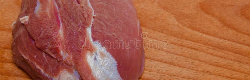 Carne de carne de porco orgânica a bordo pronta para cozinhar, estilo rústico, foco seletivo, espaço da cópia foto de stock royalty free Carne de carne de porco orgânica a bordo pronta para cozinhar, estilo rústico, foco seletivo, espaço da cópia foto de stock royalty free