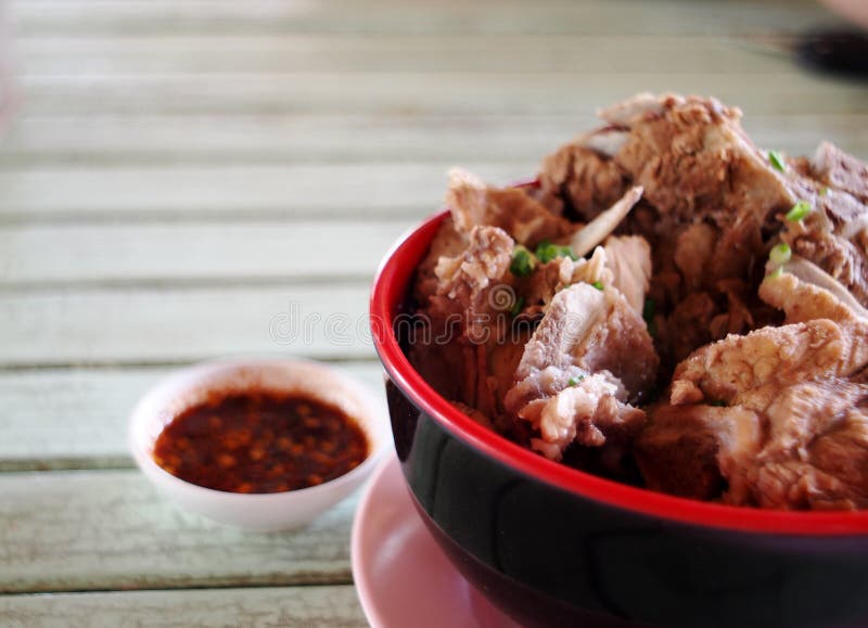A carne de porco TAILANDESA do estilo de ESAN desossa sopa clara quente servido na bacia cerâmica fotos de stock A carne de porco TAILANDESA do estilo de ESAN desossa sopa clara quente servido na bacia cerâmica fotos de stock