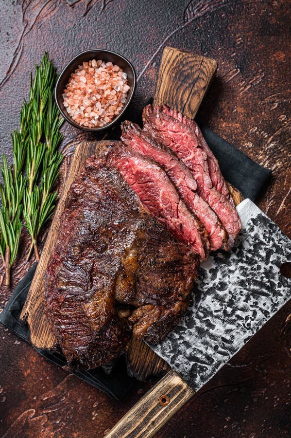 Carne De Ternera Asada Colgante O Rodaja En Rodajas De Carnes Un Carnicero Con Cuchilla. Fondo Oscuro. Superior Foto de archivo - Imagen de corte, negro: 223764400