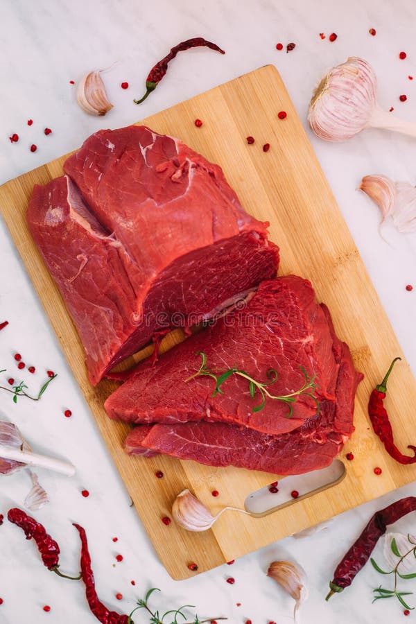 Carne de ternera fresca cruda sobre fondo ligero. Filete de cerdo crudo fresco sobre fondo claro Carne de ternera roja en un tablero de despiece Cerrar