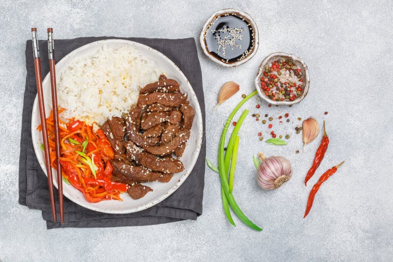 Carne de vaca con el arroz basmati y las verdura-zanahorias, paprikas, oni stock de ilustración Carne de vaca con el arroz basmati y las verdura-zanahorias, paprikas, oni stock de ilustración