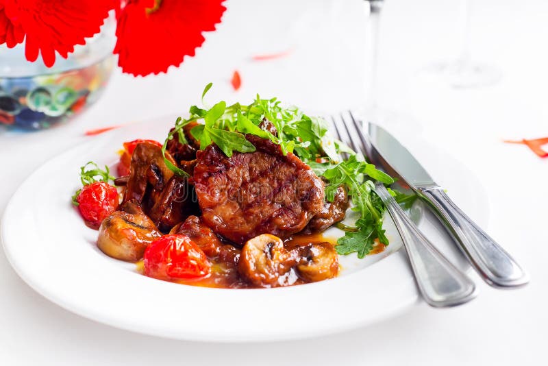 Carne de vaca jugosa del hecho del filete con las especias y las verduras asadas a la parrilla imagenes de archivo Carne de vaca jugosa del hecho del filete con las especias y las verduras asadas a la parrilla imagenes de archivo