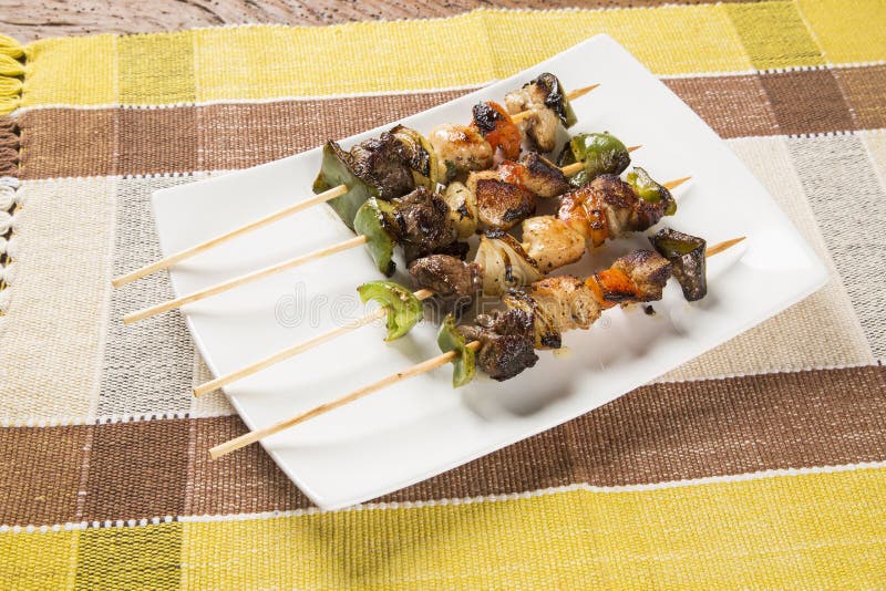 Carne del Bbq sui bastoni, spiedi di kebab con i bastoni di verdure fotografie stock libere da diritti Carne del Bbq sui bastoni, spiedi di kebab con i bastoni di verdure fotografie stock libere da diritti