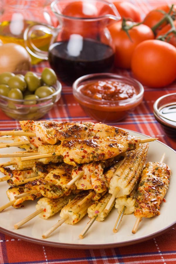 Carne del pollo y maíz de bebé asados a la parilla fotografía de archivo libre de regalías Carne del pollo y maíz de bebé asados a la parilla fotografía de archivo libre de regalías