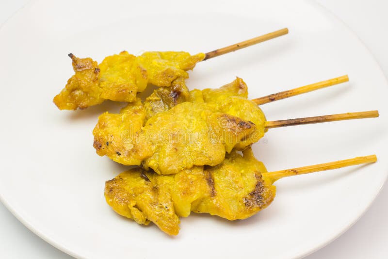 Carne di maiale arrostita satay con la salsa e l'aceto dell'arachide sul piatto bianco e sull'isolato bianco del fondo fotografia stock libera da diritti Carne di maiale arrostita satay con la salsa e l'aceto dell'arachide sul piatto bianco e sull'isolato bianco del fondo fotografia stock libera da diritti