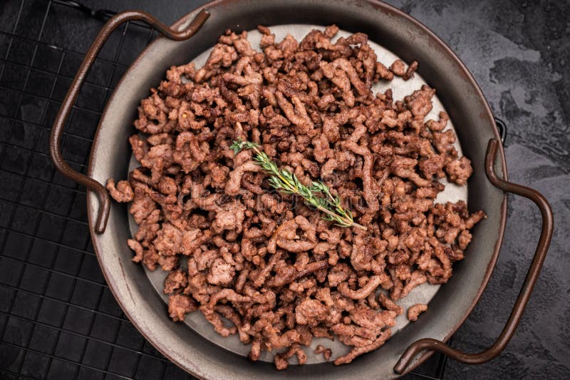 Carne di manzo fritta e carne di maiale cotta di carne fresca di macinato. sfondo nero. vista dall'alto fotografia stock libera da diritti