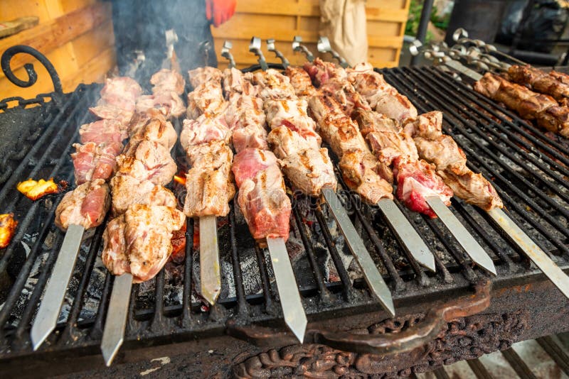 Carbones Calientes En Un Bbq Al Aire Libre En Invierno Imagen de