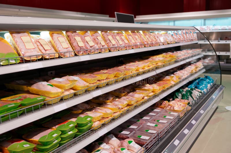 Carne fresca del pollo en estante del supermercado foto de archivo libre de regalías Carne fresca del pollo en estante del supermercado foto de archivo libre de regalías