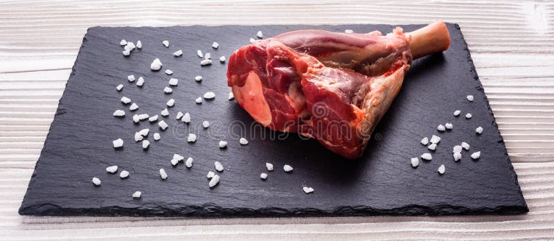 Carne fresca do cordeiro em uma placa de pedra textured fotos de stock royalty free Carne fresca do cordeiro em uma placa de pedra textured fotos de stock royalty free