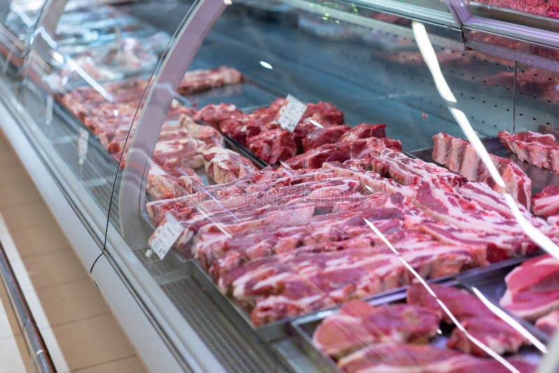 Carne fresca fresca in un magazzino