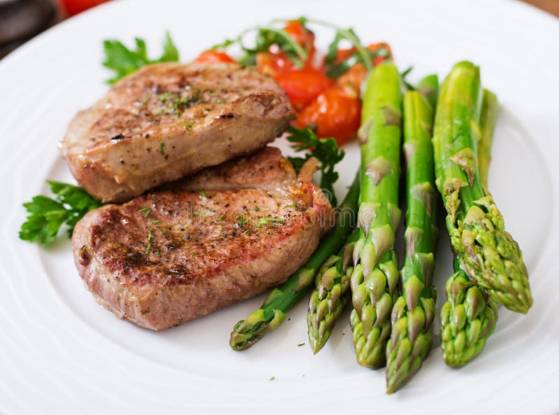 Carne grelhada assado do bife com aspargo foto de stock Carne grelhada assado do bife com aspargo foto de stock